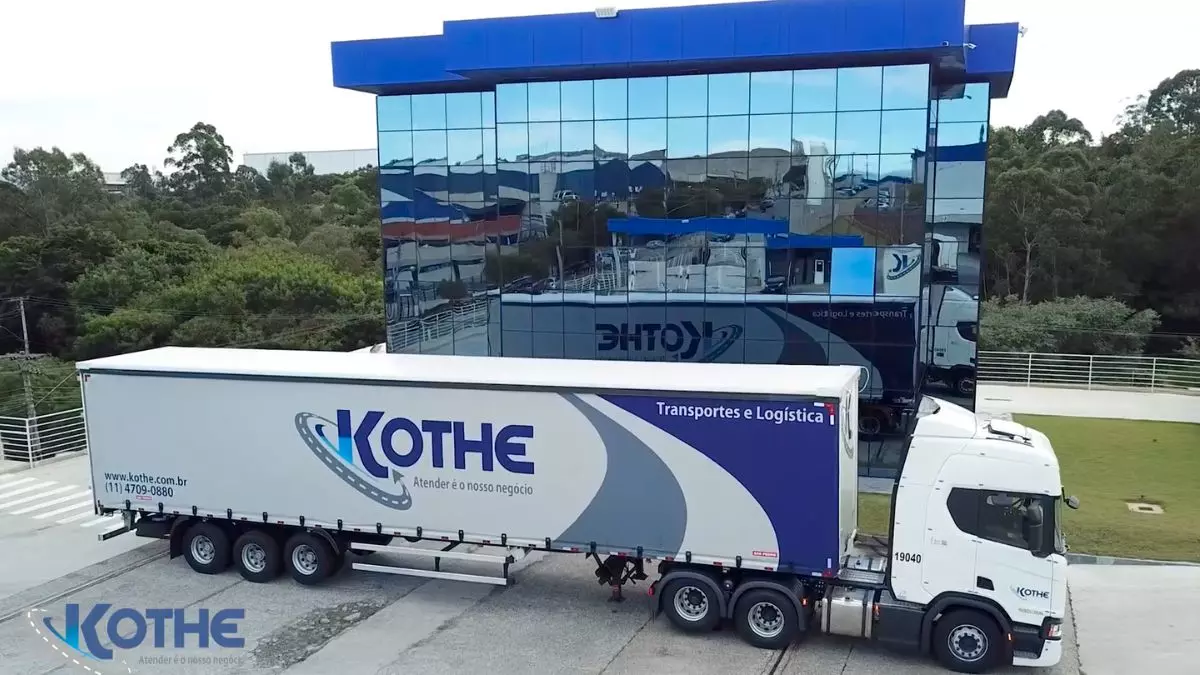 A foto mostra uma carreta da Kothe Transportes